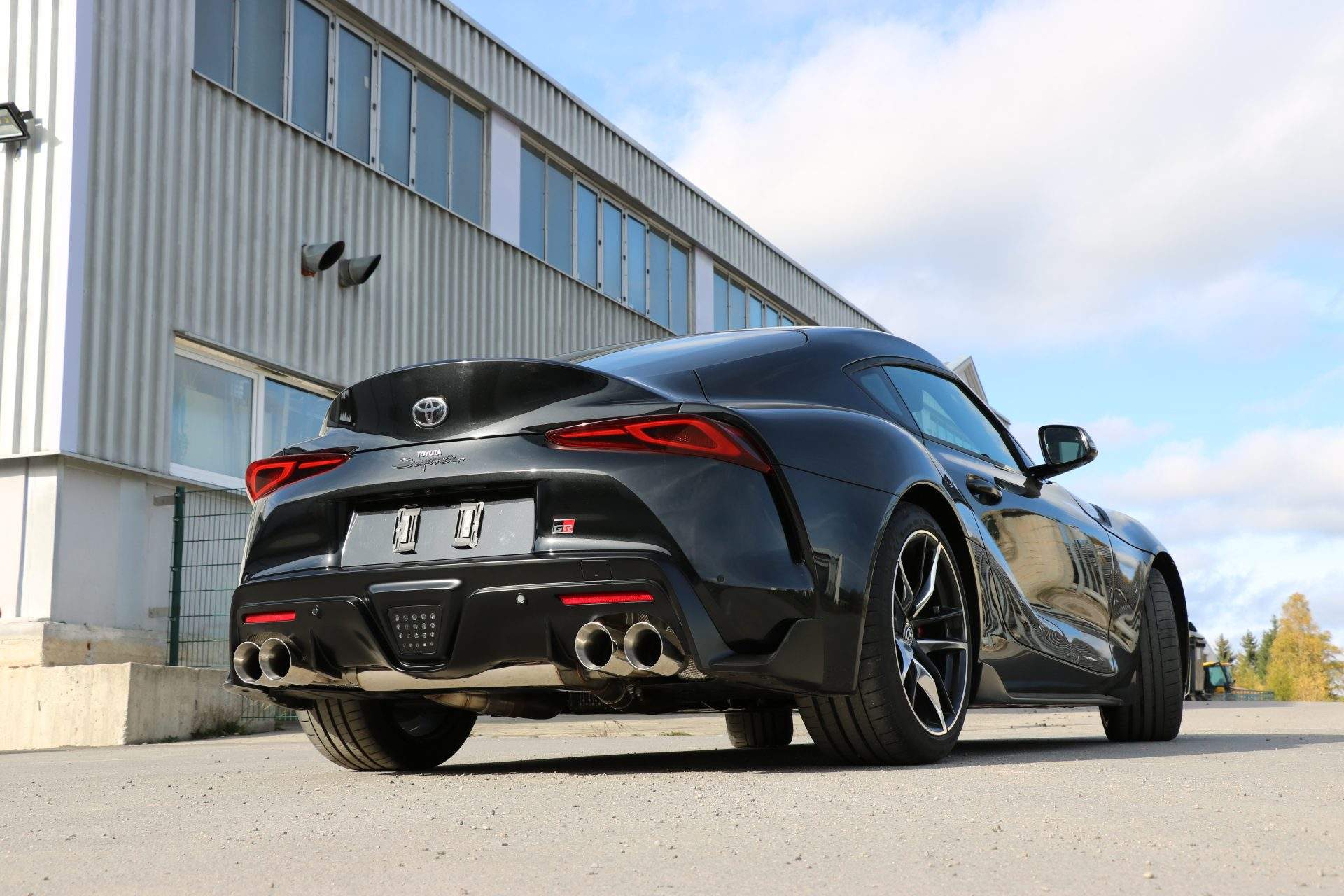 Toyota Supra JTSC Endschalldämpfer quer Ausgang rechts/links mit Abgasklappe – 2×100 Typ 25 rechts/links
